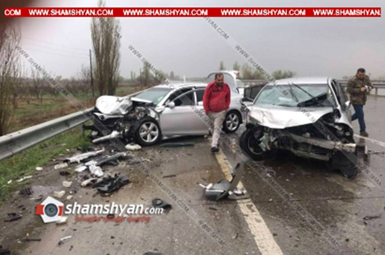 Nissan Tida-ն բախվել է երկաթե արգելապատնեշներին, կոտրել դրանք, հայտնվել հանդիպակաց գոտում և ճակատ ճակատի բախվել Toyota Camry-ին. կան վիրավորներ