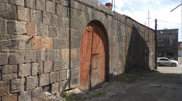 Գյումրիի քաղաքային գրադարանի շենքի մի հատվածում բնակվող ընտանիքին տարածքի ազատման դիմաց քաղաքային բյուջեից 12,5 մլն դրամ հատկացվեց
