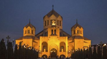 Սուրբ Հարության ճրագալույցի պատարագ եկեղեցիներում