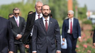 Մենք պիտի նորից շտկենք մեր մեջքը, կանգնած մնանք և առաջ նայենք. Արարատ Միրզոյան
