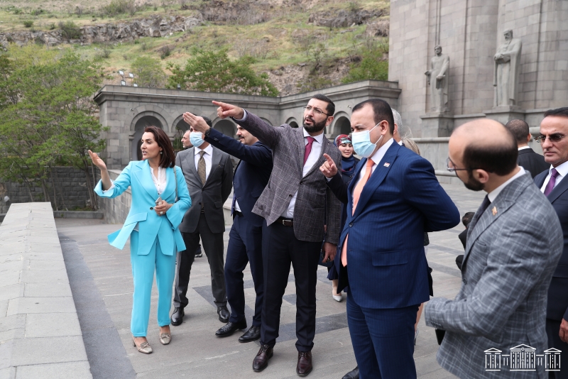 Իրաքի խորհրդարանականներն այցելել են Մատենադարան և Կապույտ մզկիթ