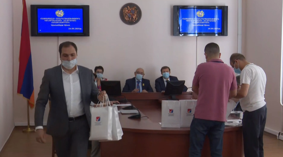 ԿԸՀ-ն ԱԳՆ-ի և ՊՆ-ի ներկայացուցիչներին է հանձնել էլեկտրոնային քվեարկության 657 ծրար