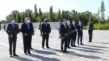Վրաստանի վարչապետն այցելել է Ծիծեռնակաբերդի հուշահամալիր և հարգանքի տուրք մատուցել Հայոց ցեղասպանության զոհերի հիշատակին