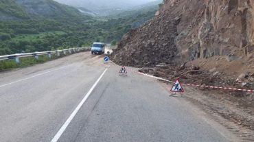 Մեղրիի լեռնանցքում երթևեկությունն իրականացվում է ճանապարհի կողմնային հատվածով և մեկ երթևեկելի մասով
