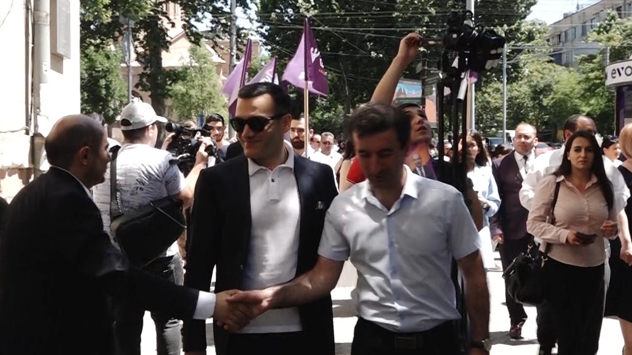 «Լուսավոր Հայաստան» կուսակցության ներկայացուցիչները թերթոններ են բաժանել Երևանում և Ագարակում
