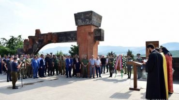 Արայիկ Հարությունյանը զոհված ու անհայտ կորած ազատամարտիկների հիշատակի օրվա առթիվ այցելել է Ստեփանակերտի հուշահամալիր