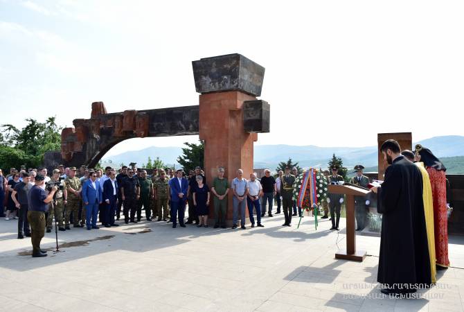 Արայիկ Հարությունյանը զոհված ու անհայտ կորած ազատամարտիկների հիշատակի օրվա առթիվ այցելել է Ստեփանակերտի հուշահամալիր