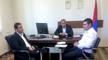 Կոտայքի մարզպետը Արամուսի համայնքապետարանի աշխատակազմին է ներկայացրել համայնքի ղեկավարի նոր պաշտոնակատարին