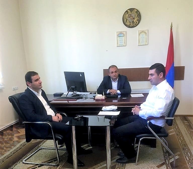 Կոտայքի մարզպետը Արամուսի համայնքապետարանի աշխատակազմին է ներկայացրել համայնքի ղեկավարի նոր պաշտոնակատարին