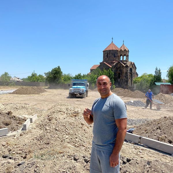 Արթուր Աբրահամը այգի և սպորտային խաղահրապարակ է կառուցում իր ծննդավայրում