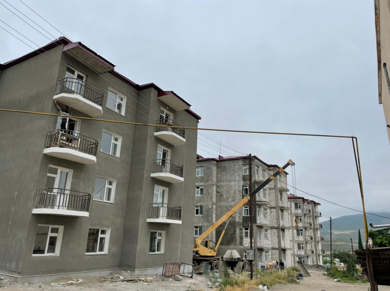 Շարունակվում են ԱՀ Ասկերանի շրջանի Նելսոն Ստեփանյան 10 Ե հասցեում գտնվող թիվ 1, 2, 3 բազմաբնակարան շենքերի շինարարական աշխատանքները