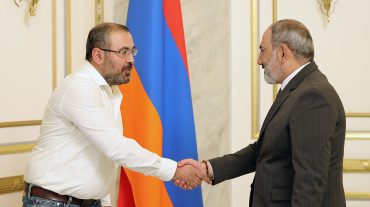 Նիկոլ Փաշինյանը հանդիպել է «Քաղաքացու որոշում» կուսակցության գործադիր մարմնի անդամ Սուրեն Սահակյանի հետ