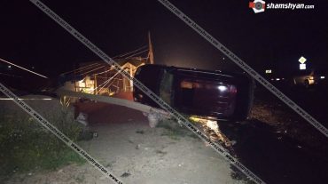 Ձորաղբյուր-Գառնի ճանապարհին Mercedes-ը բախվել է կայանված Porsche Cayenne-ին. վերջինս կողաշրջվել ու տապալել է բետոնե էլեկտրասյունը. կան վիրավորներ