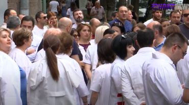 Բողոքի ակցիա ՀՔԾ-ի մոտ․ մի խումբ բժիշկներ պահանջել են ազատ արձակել Արմեն Չարչյանին