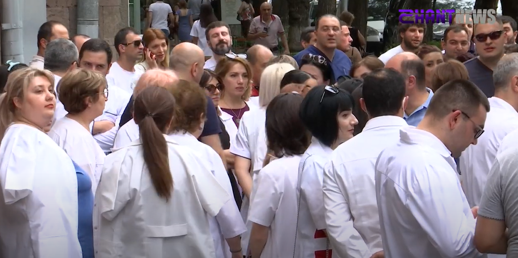Բողոքի ակցիա ՀՔԾ-ի մոտ․ մի խումբ բժիշկներ պահանջել են ազատ արձակել Արմեն Չարչյանին