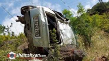Սյունիքում Opel-ը, մի քանի պտույտ գլորվելով, կողաշրջված վիճակում հայտնվել է ձորում․ կա վիրավոր