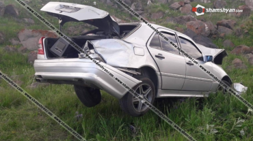 Արագածոտնում Mercedes-ը, մի քանի պտույտ շրջվելով, բախվել է քարերին ու հայտնվել դաշտում, կա վիրավոր