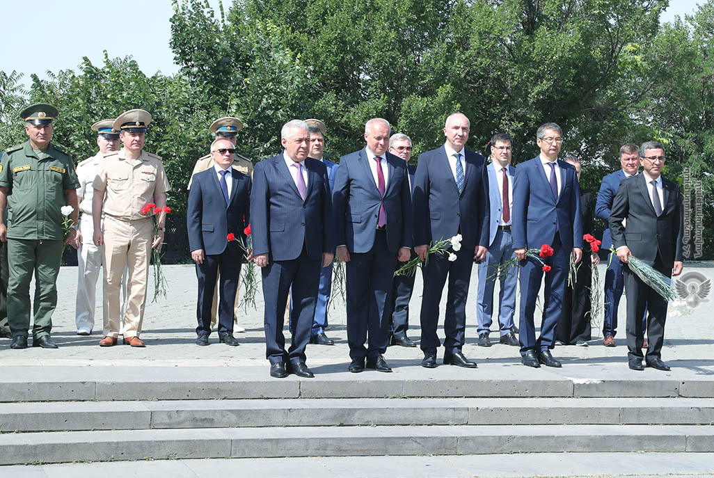 ՀՀ պաշտպանության նախարարի պաշտոնակատարը հարգանքի տուրք է մատուցել Մեծ հայրենականում զոհված մարտիկների հիշատակին