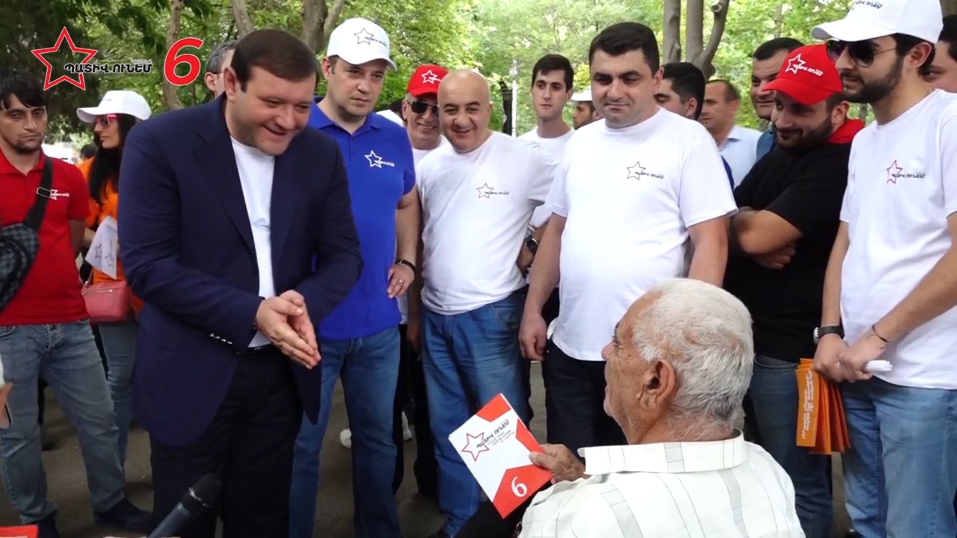 «Պատիվ ունեմ» դաշինքի ներկայացուցիչները զրուցում են երևանցիների հետ