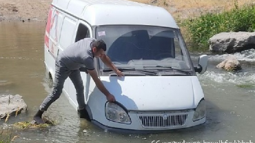 Փրկարարները ավտոմեքենան դուրս են բերել ջրանցքից