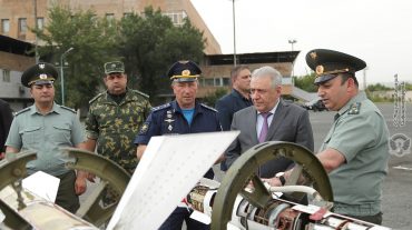 Վաղարշակ Հարությունյանին «Էրեբունի» օդանավակայանում ներկայացվել են ռազմական ինքնաթիռների սպառազինության որոշ նմուշներ