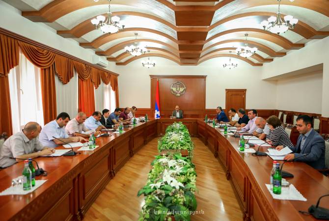 Արտակ Բեգլարյանը խորհրդակցություն է հրավիրել պատերազմի հետևանքով անօթևան մնացած և սոցիալական այլ խմբերի ընտանիքների բնակարանային ապահովման խնդիրների լուծման շուրջ