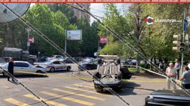Երևանում բախվել են Mercedes-ն ու Nissan X-Trail-ը. վերջինը գլխիվայր շրջվել է