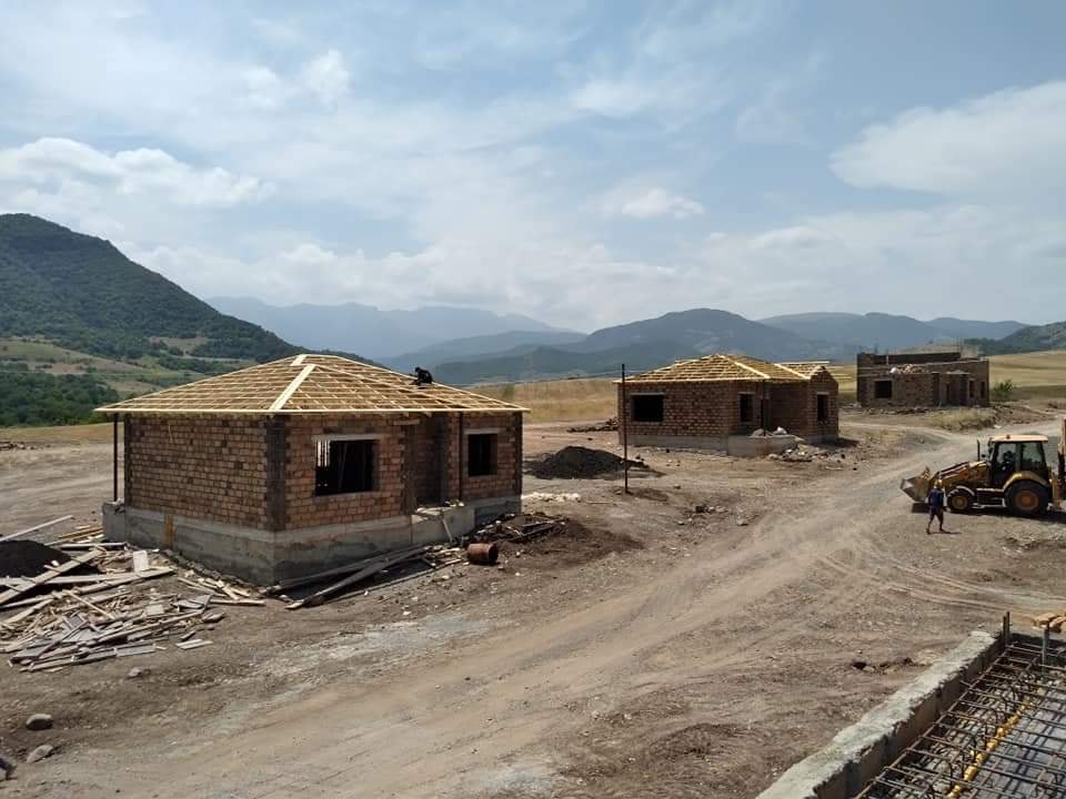 Աստղաշենի տարածքում կառուցվող նոր բնակավայրում կառուցվող առանձնատները տանիքապատվում են
