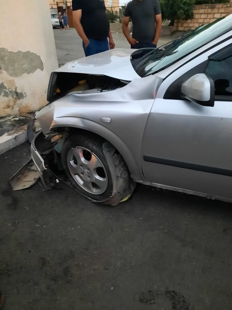 Ստեփանակերտում «Օպել Աստրա»-ն բախվել է բնակելի տան պարսպին