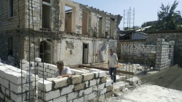 Ստեփանակերտում շարունակվում են բնակելի տների վերակառուցման շինաշխատանքները