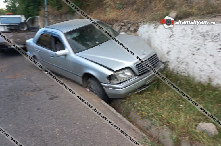Կոտայքում Mercedes-ը բախվել է քարե պատնեշին. 16-ամյա տղաները տեղափոխվել են հիվանդանոց