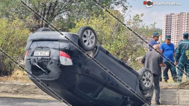Աճառյան փողոցում բախվել են Mercedes-ն ու Honda Fit-ը․ վերջինս գլխիվայր շրջվել է