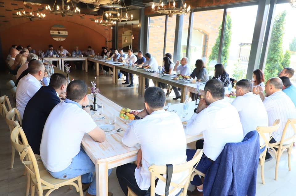 ՀՀ էկոնոմիկայի նախարարի պաշտոնակատարը հանդիպել է գինեգործներին եւ կոնյակագործներին
