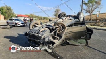 Նուբարաշենի խճուղում Nissan X-Trail մակնիշի ավտոմեքենան հարվածել է տան պարսպին և գլխիվայր հայտնվել ճանապարհի մեջտեղում