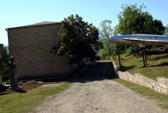 Ադրբեջանցիները ոչնչացրել են մարշալ Խանփերյանցի կիսանդրին Մեծ Թաղեր գյուղում