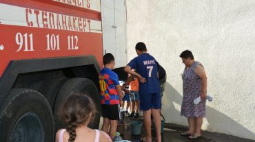 Ստեփանակերտում հրշեջ մեքենաները թաղամասերին խմելու ջուր են հասցնում