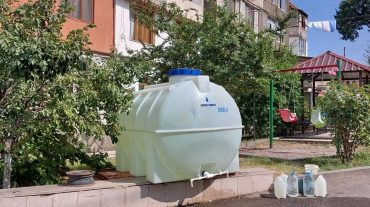 Ստեփանակերտի ջրազուրկ բնակելի շենքերի բակերում 5 տոննա տարողությամբ բաքեր են տեղադրվում