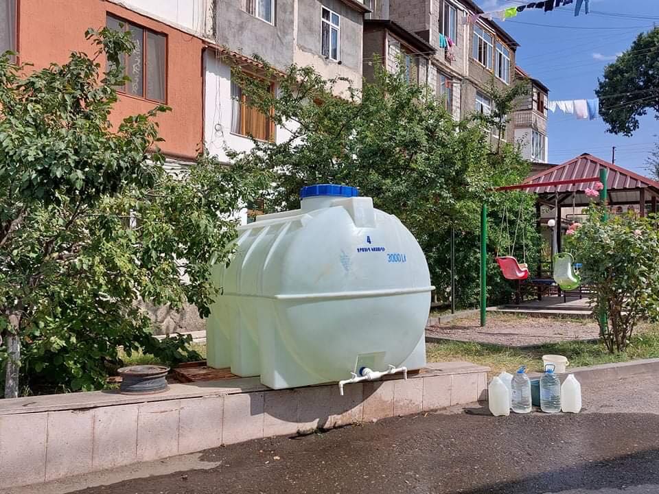 Ստեփանակերտի ջրազուրկ բնակելի շենքերի բակերում 5 տոննա տարողությամբ բաքեր են տեղադրվում