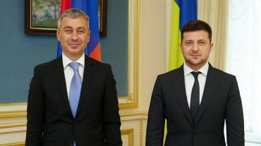 Վլադիմիր Կարապետյանն իր հավատարմագրերն է հանձնել Վլադիմիր Զելենսկուն