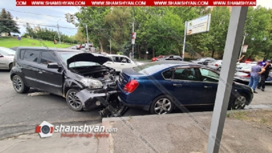 Երևանում բախվել են Mercedes-ը, Kia Sorento-ն ու կայանված Nissan-ը