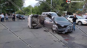 Գյումրիում բախվել են Toyota-ն ու Volkswagen-ը. վերջինս կողաշրջվել է. կա 2 վիրավոր
