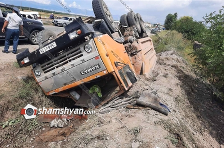 Գեղարքունիքի մարզում բախվել են 06-ն ու КамАЗ-ը. վերջինս գլխիվայր շրջվել է. կա վիրավոր