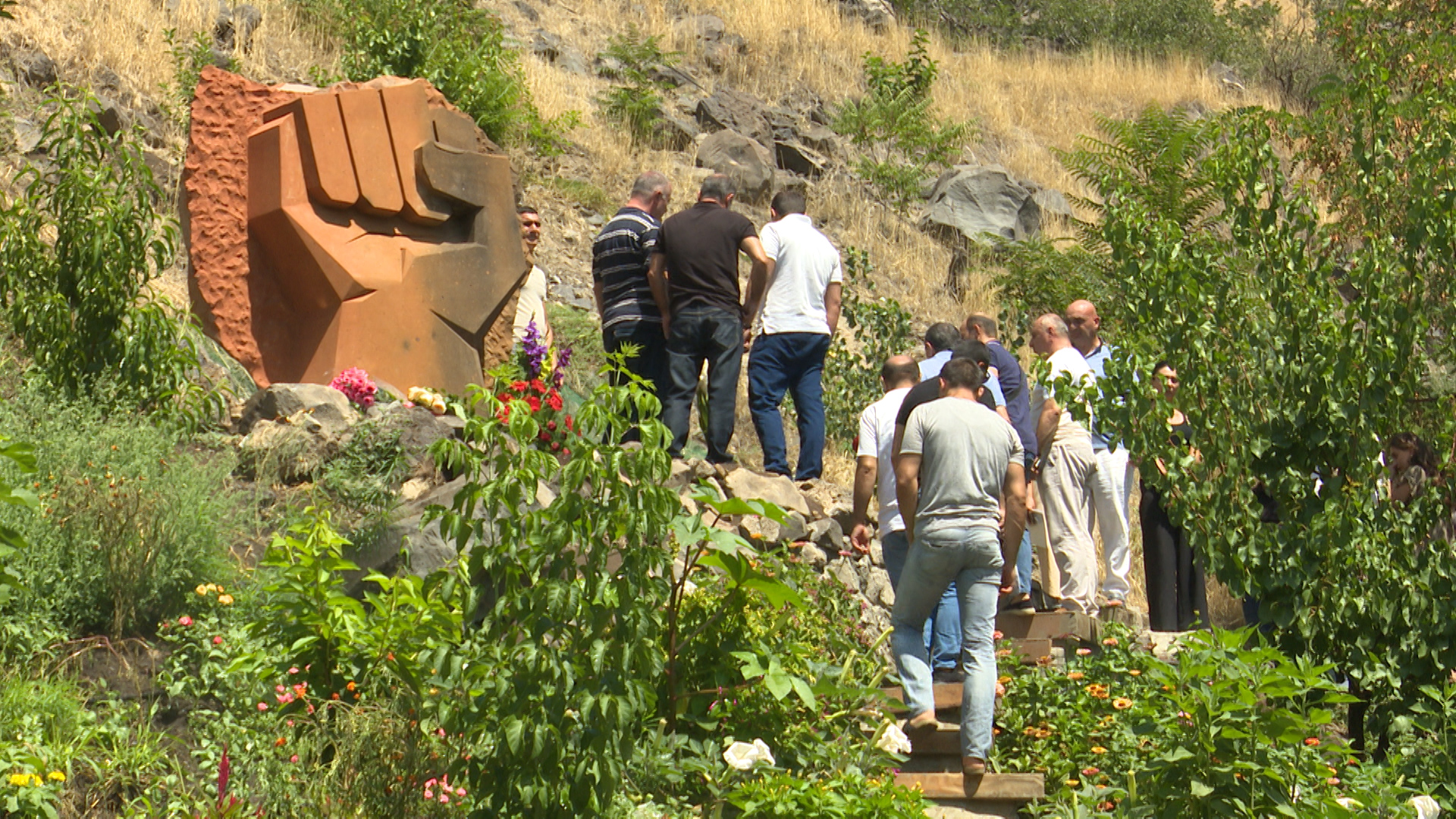 Հրազդանի կիրճի բացօթյա մարզահրապարակում մարզվողների, այցելուների միջոցներով բացվել է «Բռունցք» հուշարձան
