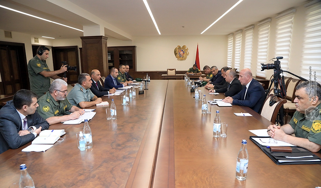 Պաշտպանության նախարարը խորհրդակցություն է անցկացրել՝ հանձնարարելով բարձրացնել քաղաքացիների սպասարկման որակը
