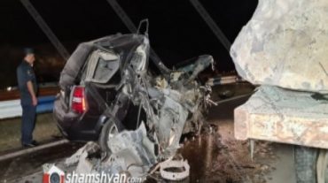 Կոտայքի մարզում ոստիկանության ծառայողը Kia Sorento-ով մխրճվել է հսկա քարեր փոխադրող КамАЗ-ի մեջ