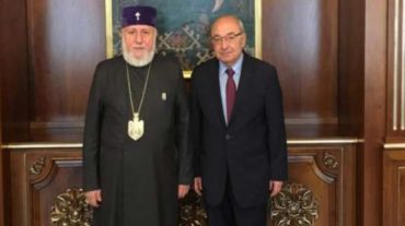Վստահ եմ՝ ջանք չեք խնայի, որպեսզի մեր ժողովուրդը հաղթահարի այս ճգնաժամը․ Վազգեն Մանուկյանը՝ Գարեգին Բ-ին