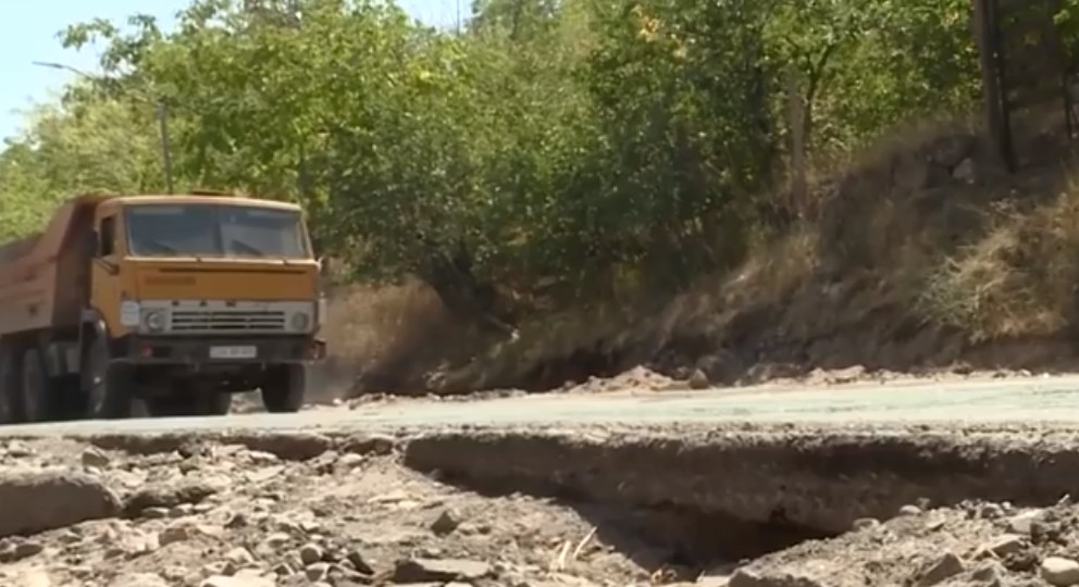 Հիմնանորոգվում է Երևան-Գառնի-Գեղարդի վանք ավտոճանապարհի 6կմ հատվածը