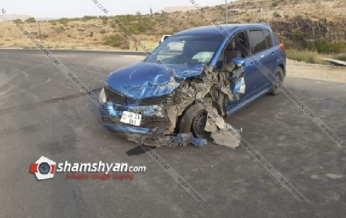 Գառնի-Արտաշատ ճանապարհին բախվել են Nissan Tiida-ն ու ВАЗ 2104-ը․ կան վիրավորներ