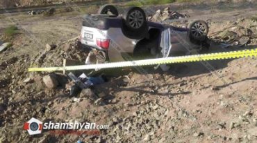 Kia մակնիշի ավտոմեքենան բախվել է երկաթե էլեկտրասյանը և գլխիվայր շրջվել