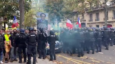 Փարիզում սանիտարական անցաթղթերի պահանջի դեմ բողոքող ցուցարարները շշեր են նետել ոստիկանների ուղղությամբ